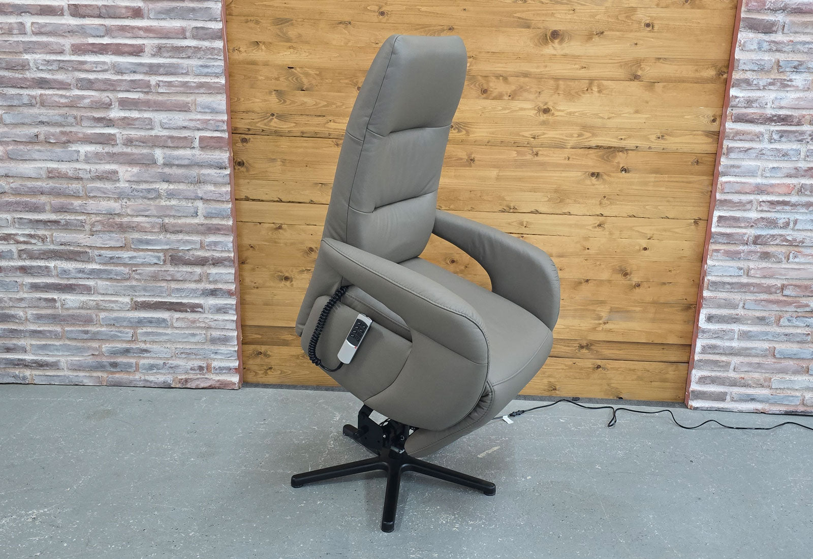 TV Vito Variety in Leder